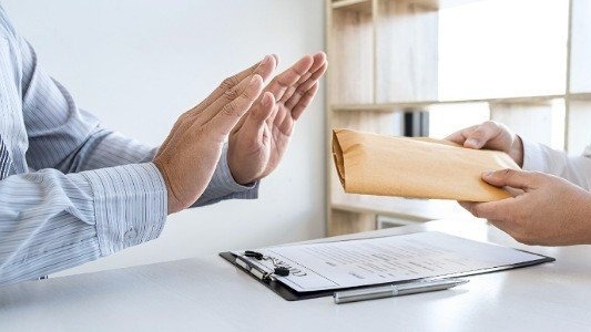 أخلاق الموظف بين الأمانة وحسن المعاملة