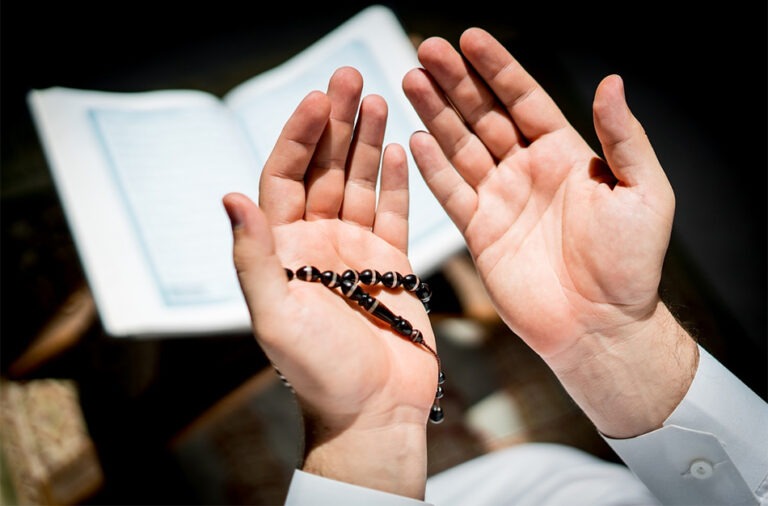 أعظم البر الدعاء للوالدين بعد الوفاة